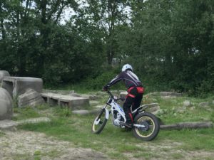 Motortrialist rijdt in Schijndel
