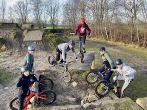 Foto van een groep fietstrialisten op het terrein in Schijndel.